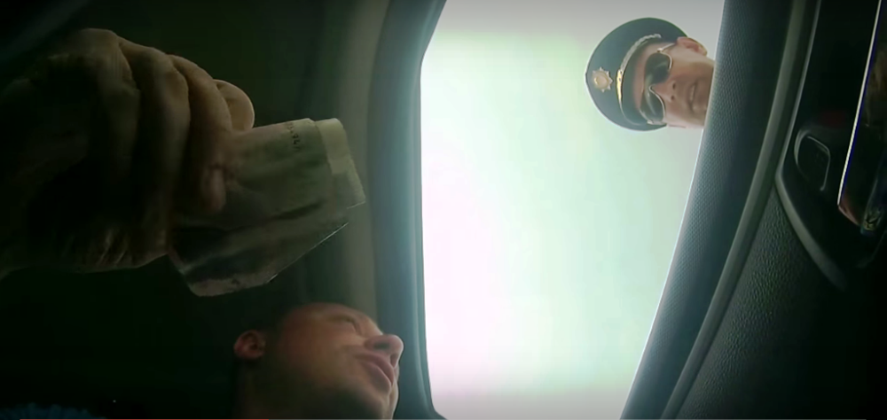 Rus snimio crnogorskog policajca kako traži mito