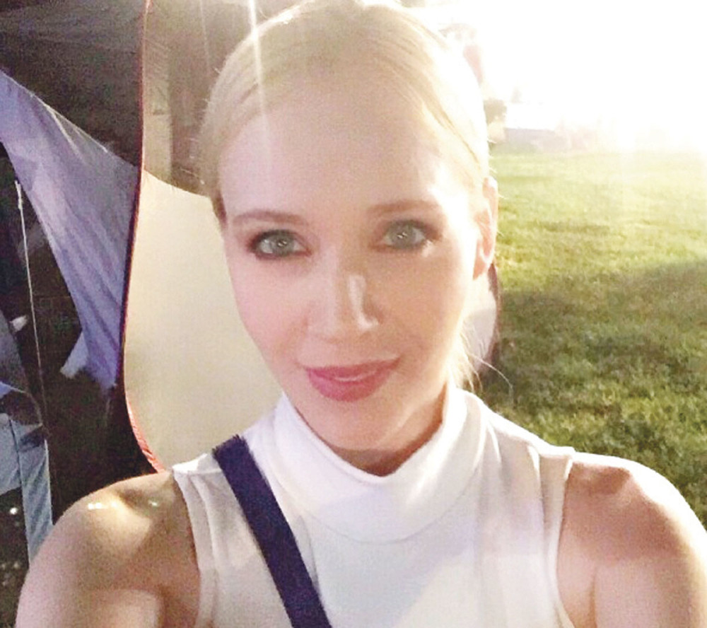 Zbog Jeleninih grudi, ponude za brak samo stižu (VIDEO)