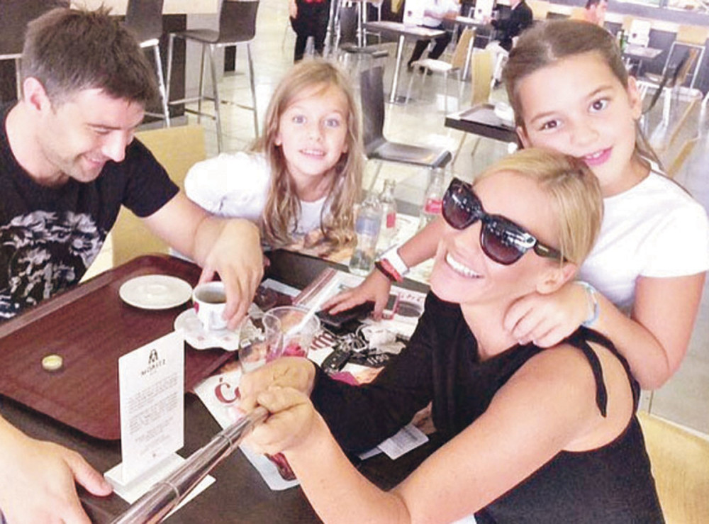 Natašu ćerka i suprug prate na nastup