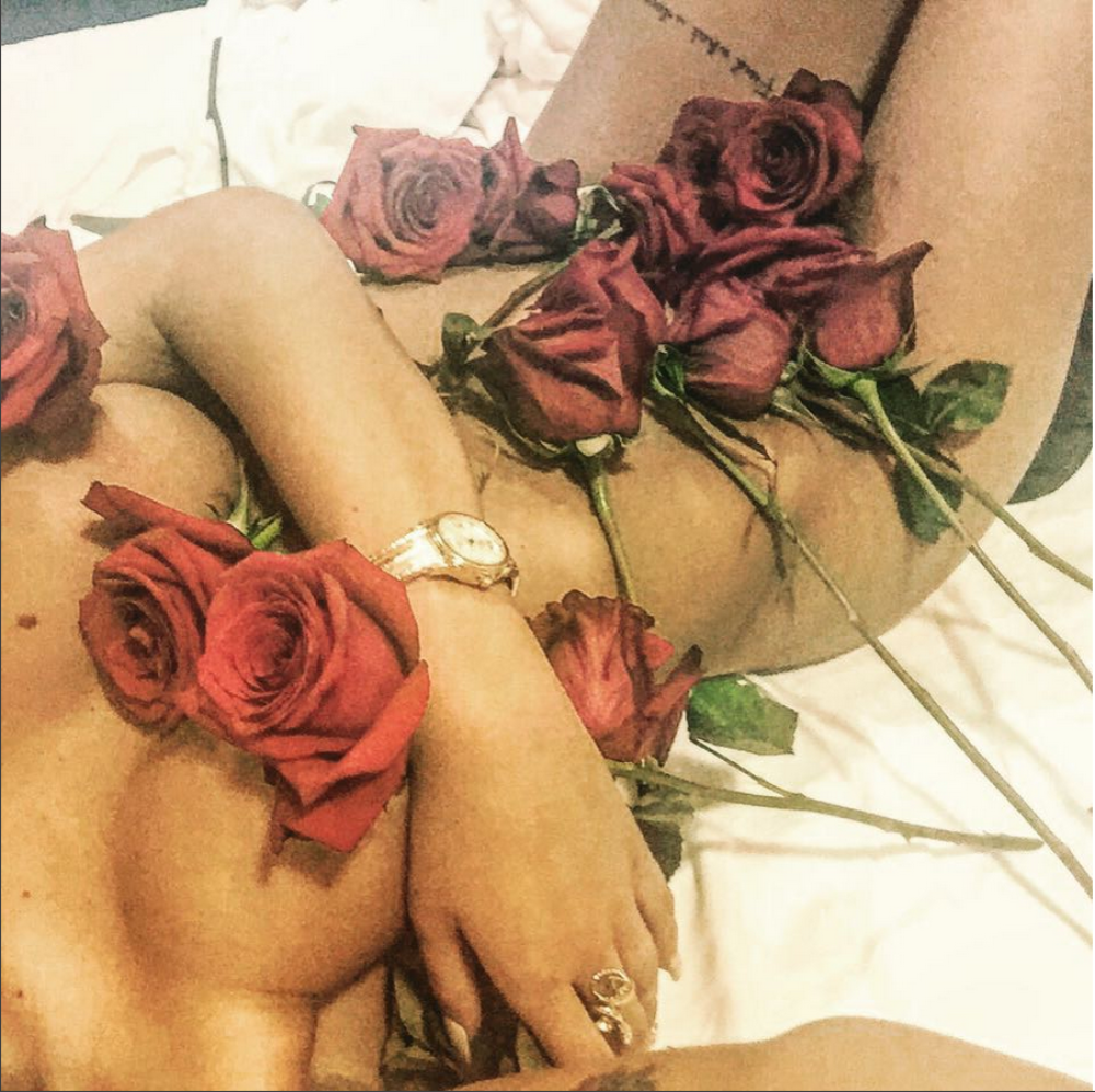 Starleta gola i pokrivena ružama!