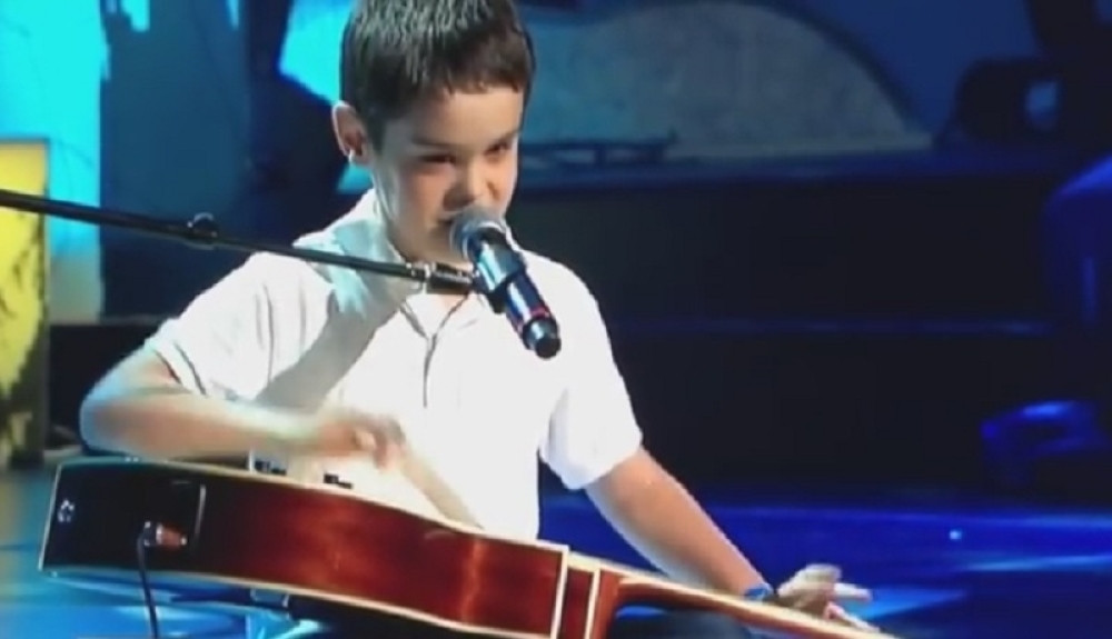 Slepi dečak svira kao bluz legenda! (VIDEO)