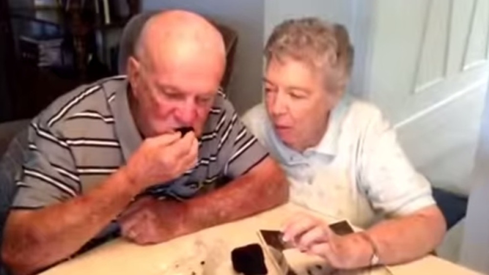 Supružnici jedu svadbenu tortu već 60 godina! (VIDEO)