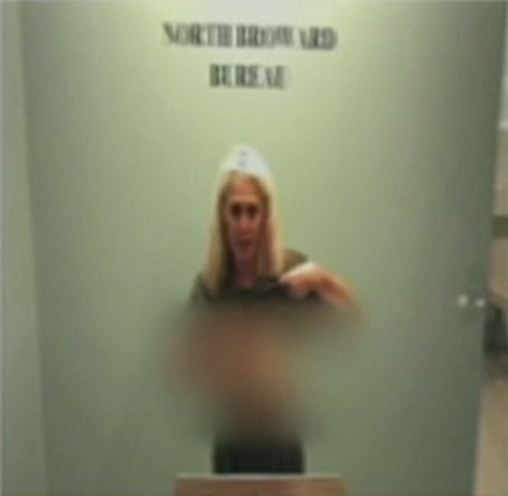 Porno glumica sudiji pokazala gole grudi! (VIDEO)