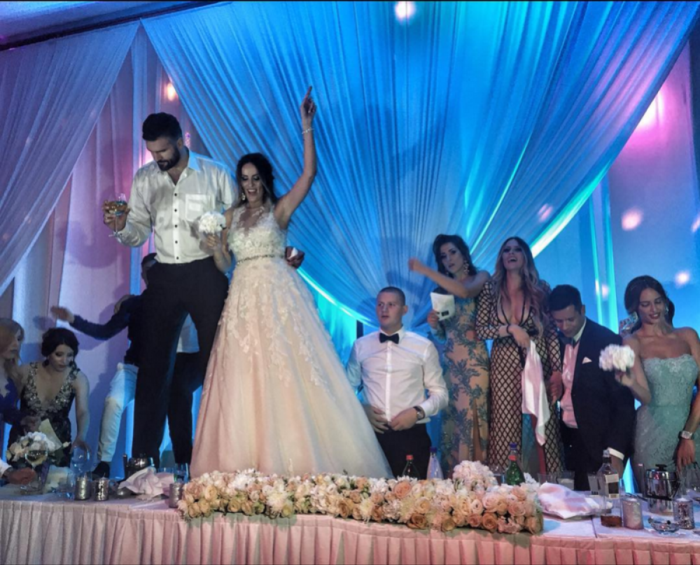 Slavko Vraneš igrao na stolu! (FOTO)