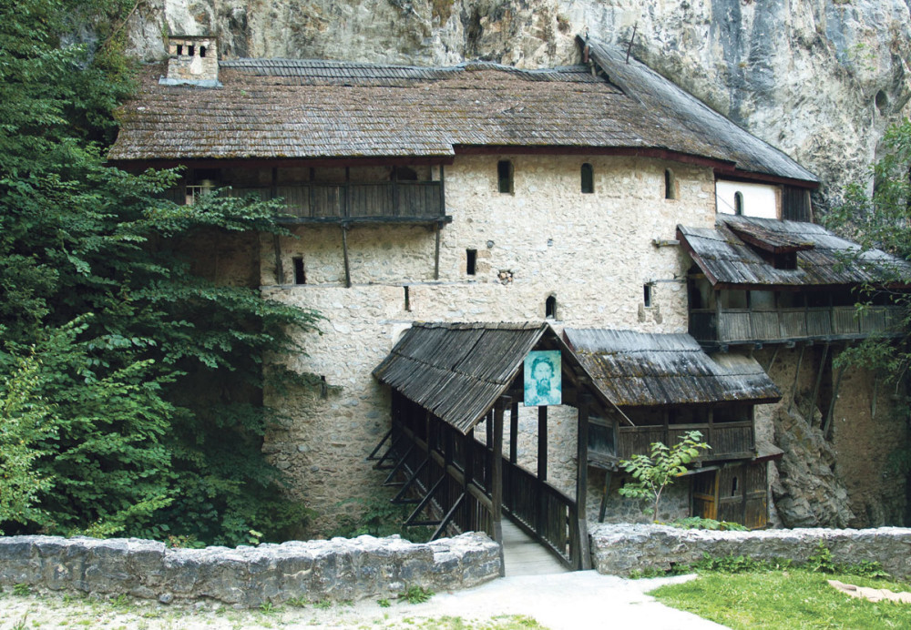 Spas uz kovčeg svetitelja!