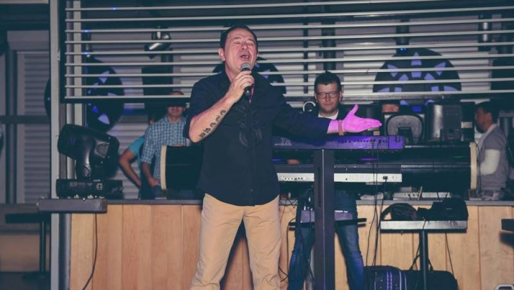 Danas je jedan od najpopularnijih pevača! Odrastao je na selu ČUVAJUĆI STOKU, a onda je JEDNA NOĆ promenila SVE!