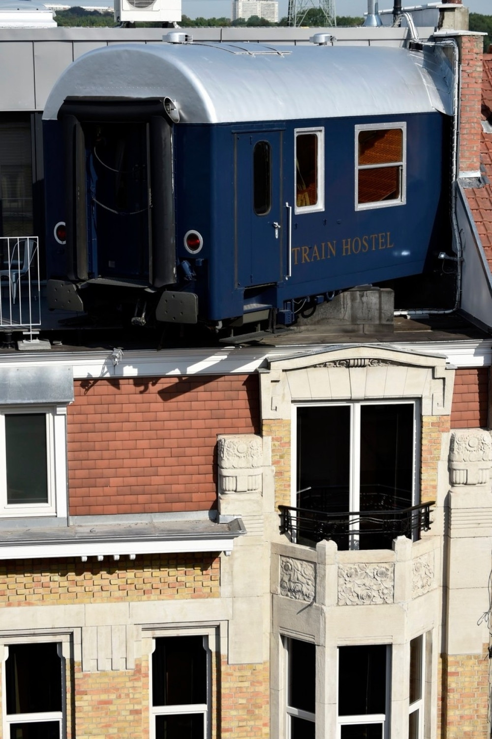 Voz hostel na vrhu zgrade!