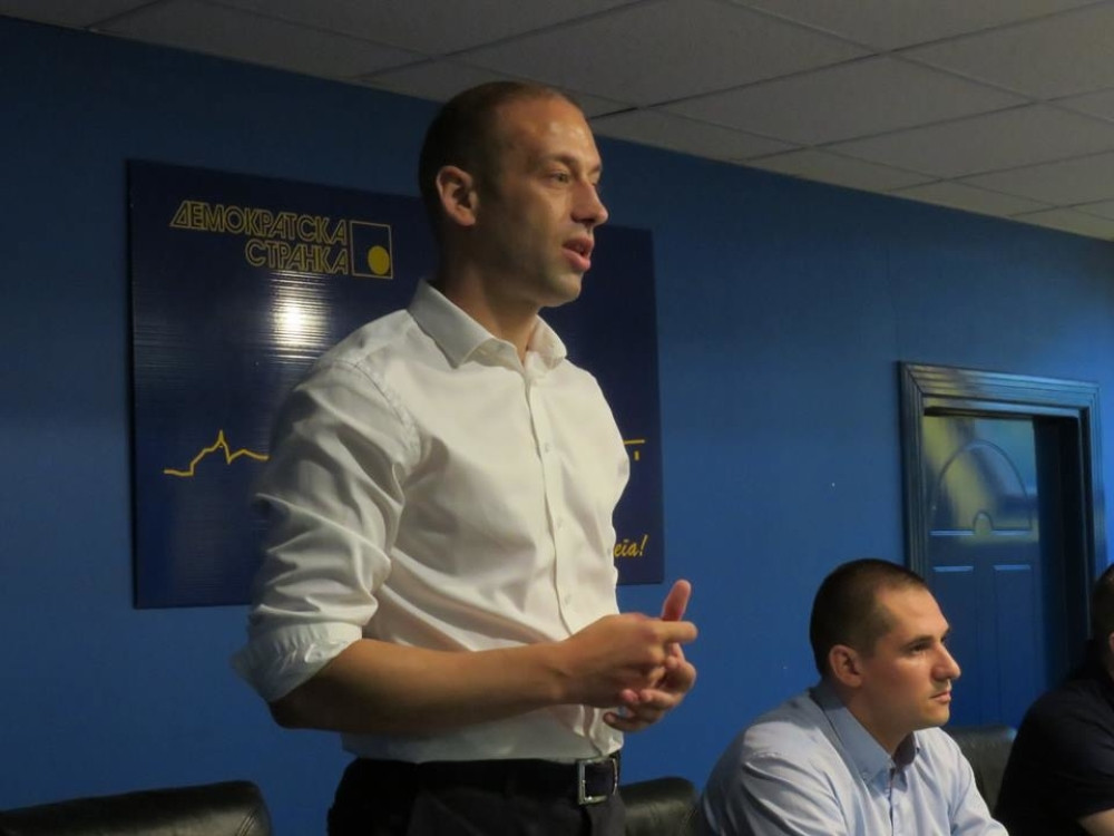 "Šmekeri, imate većinu, pa što bežite već 3 put i već 6 meseci od sednice GO???"