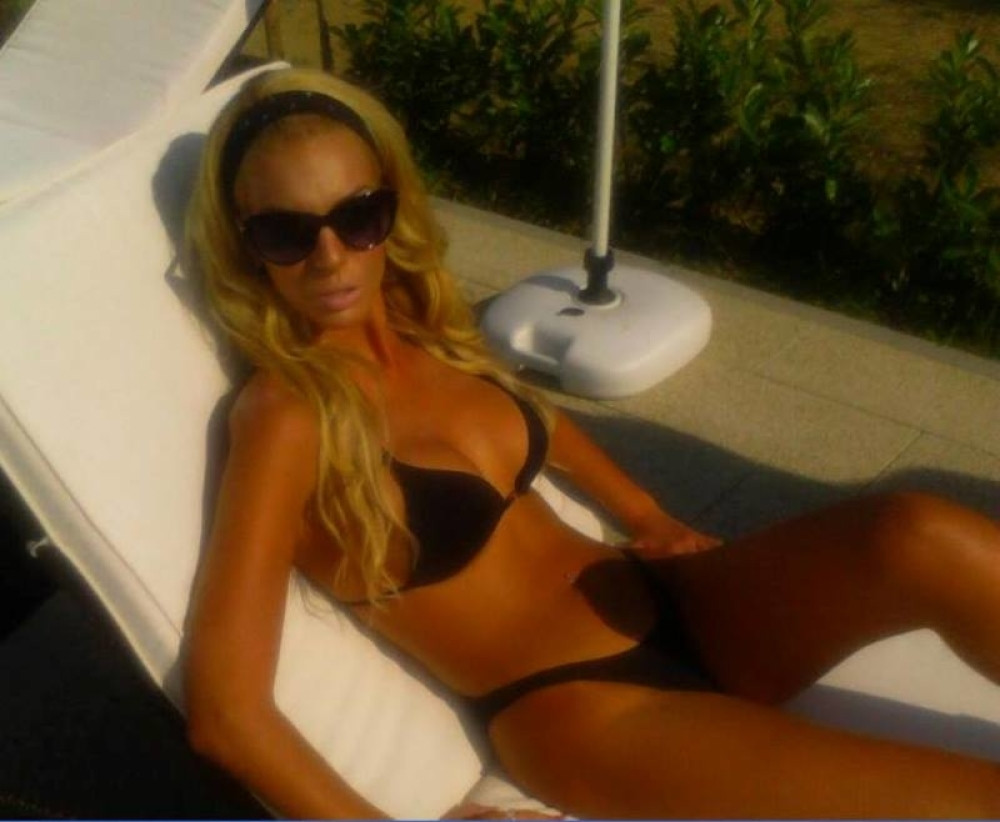 Ava pozdravila fanove u tangama! (FOTO)