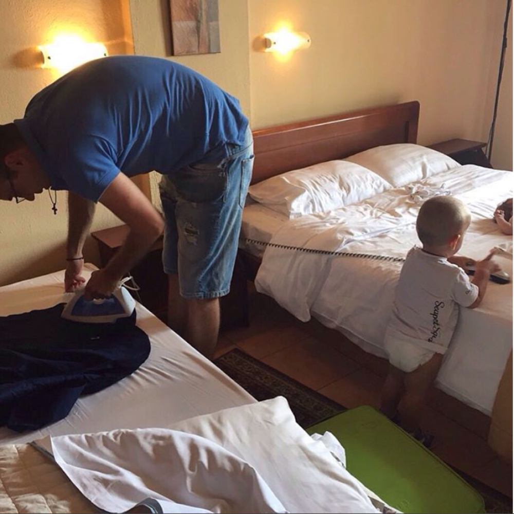 Bane uči sina da pegla (FOTO)