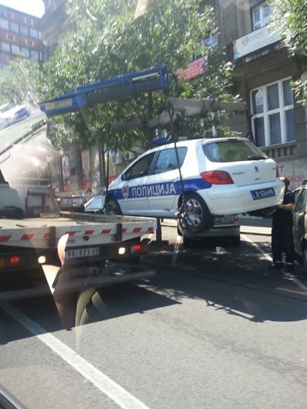 “Pauk” odnese policijski automobil!