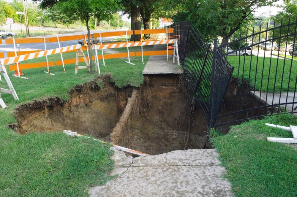 Čekali autobus, progutala ih zemlja VIDEO