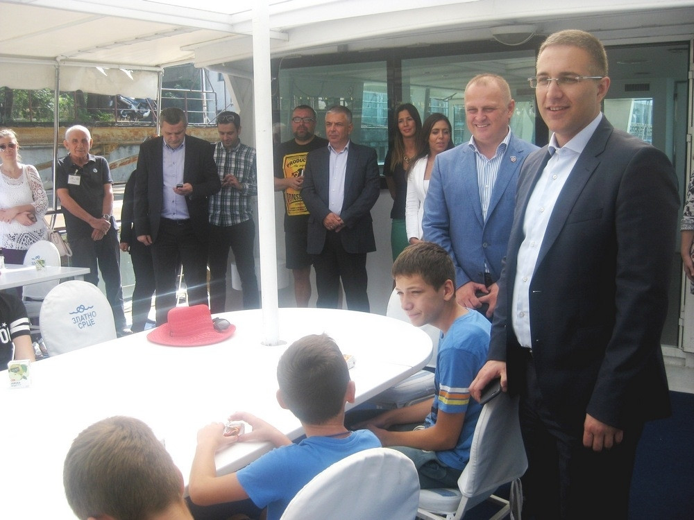 Stefanović i Vesić na krstarenju sa decom iz Hrvatske