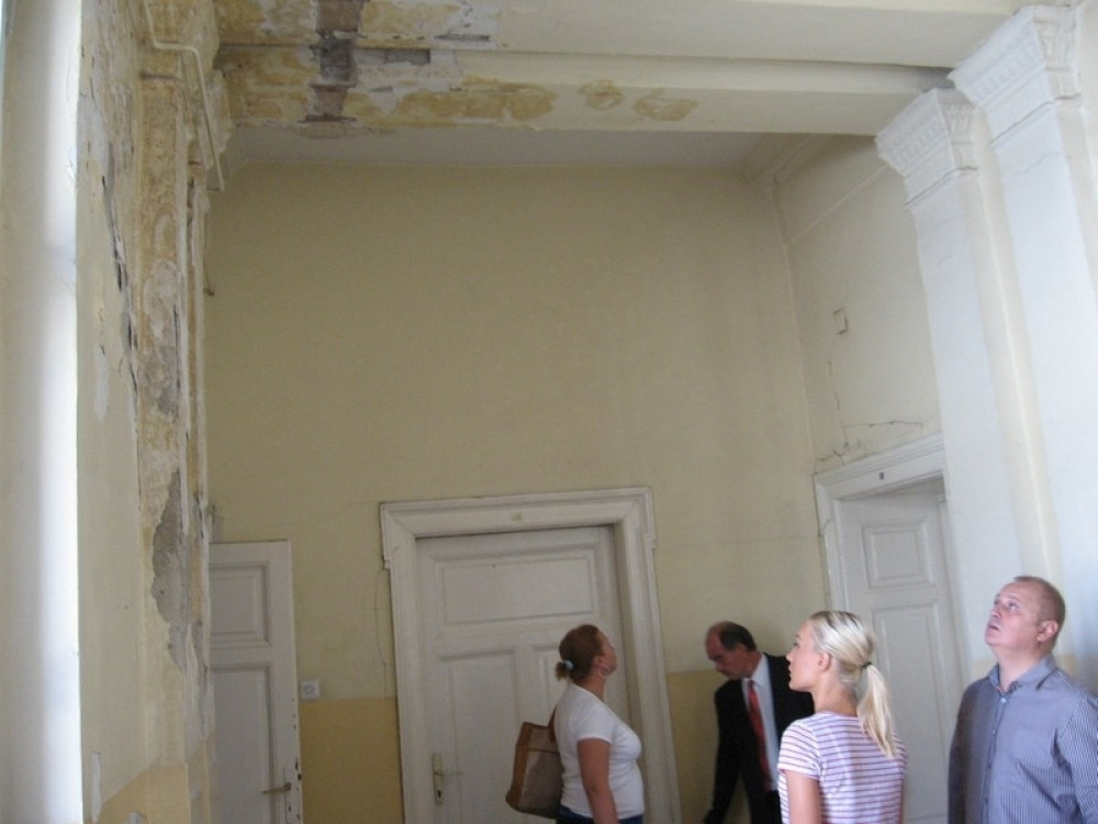 Vesić: Sramota je kako izgleda Treća gimnazija! (FOTO)