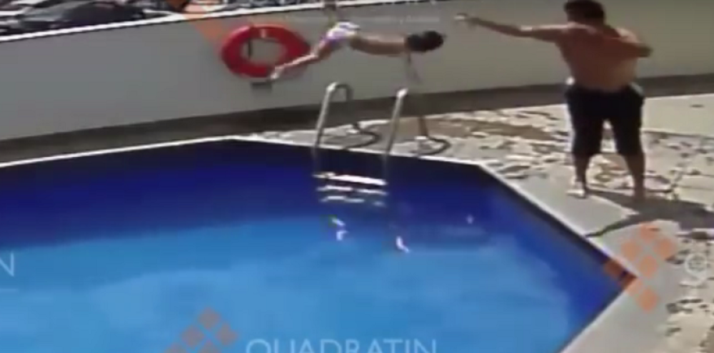 Bacao devojčicu u bazen dok se nije udavila! (UZNEMIRUJUĆI VIDEO)