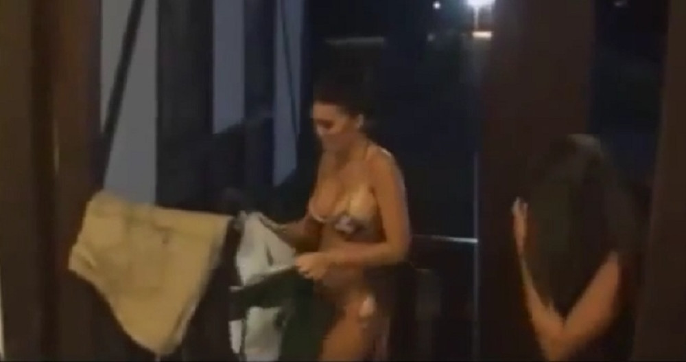 Pogledajte kako se Stanija tušira na "Farmi"!