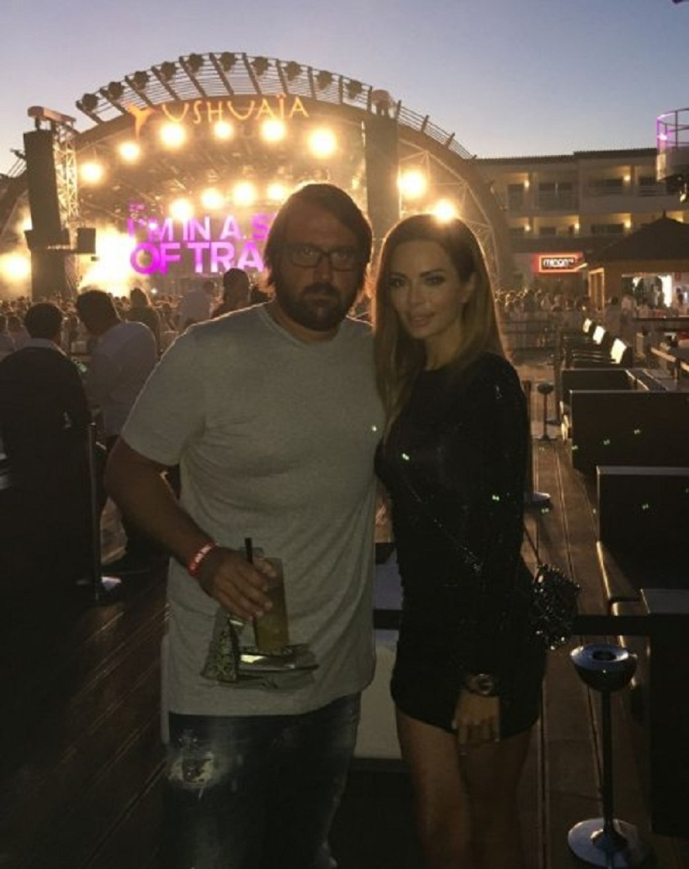 Nikolina uživa na Ibici sa suprugom