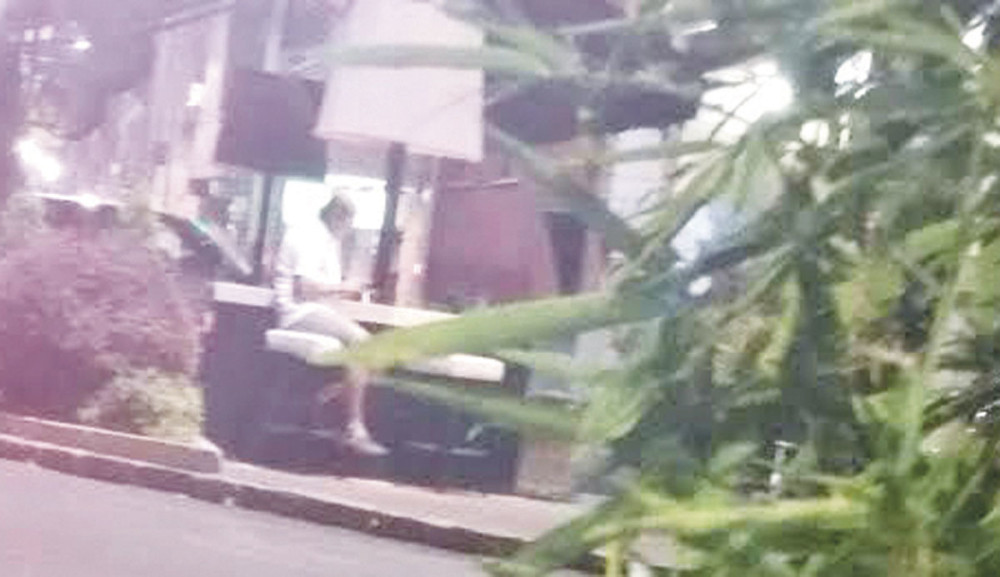 Milan Popović samuje u kafiću!