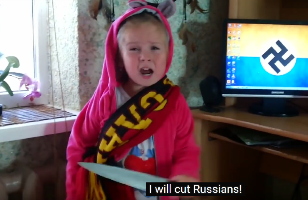 Devojčica (3) vitla nožem, salutira Hitleru i preti Rusima