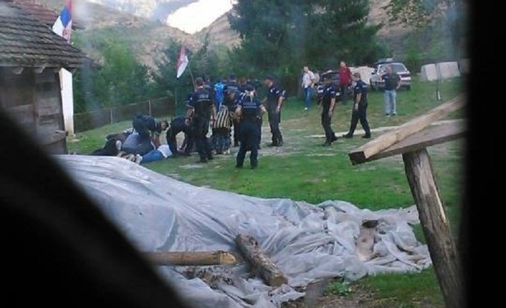 Policija upala u Gračanicu, uhapsila 20 ljudi