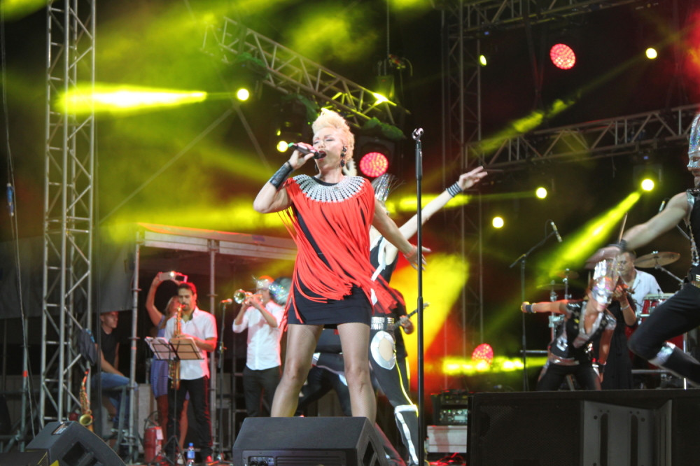 Brenine duge noge za igranje! (FOTO)