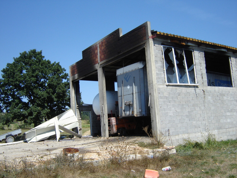 Petorica švercera sprženi kada su pajserom otvarali cisternu