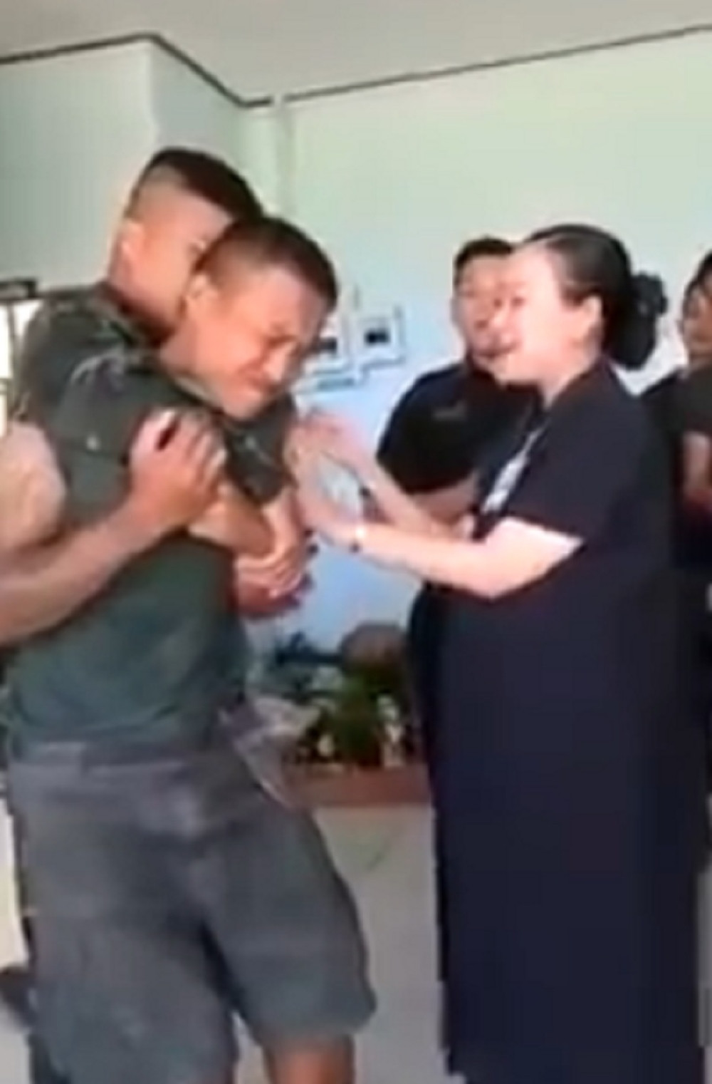 Vojnik se boji injekcije! (VIDEO)