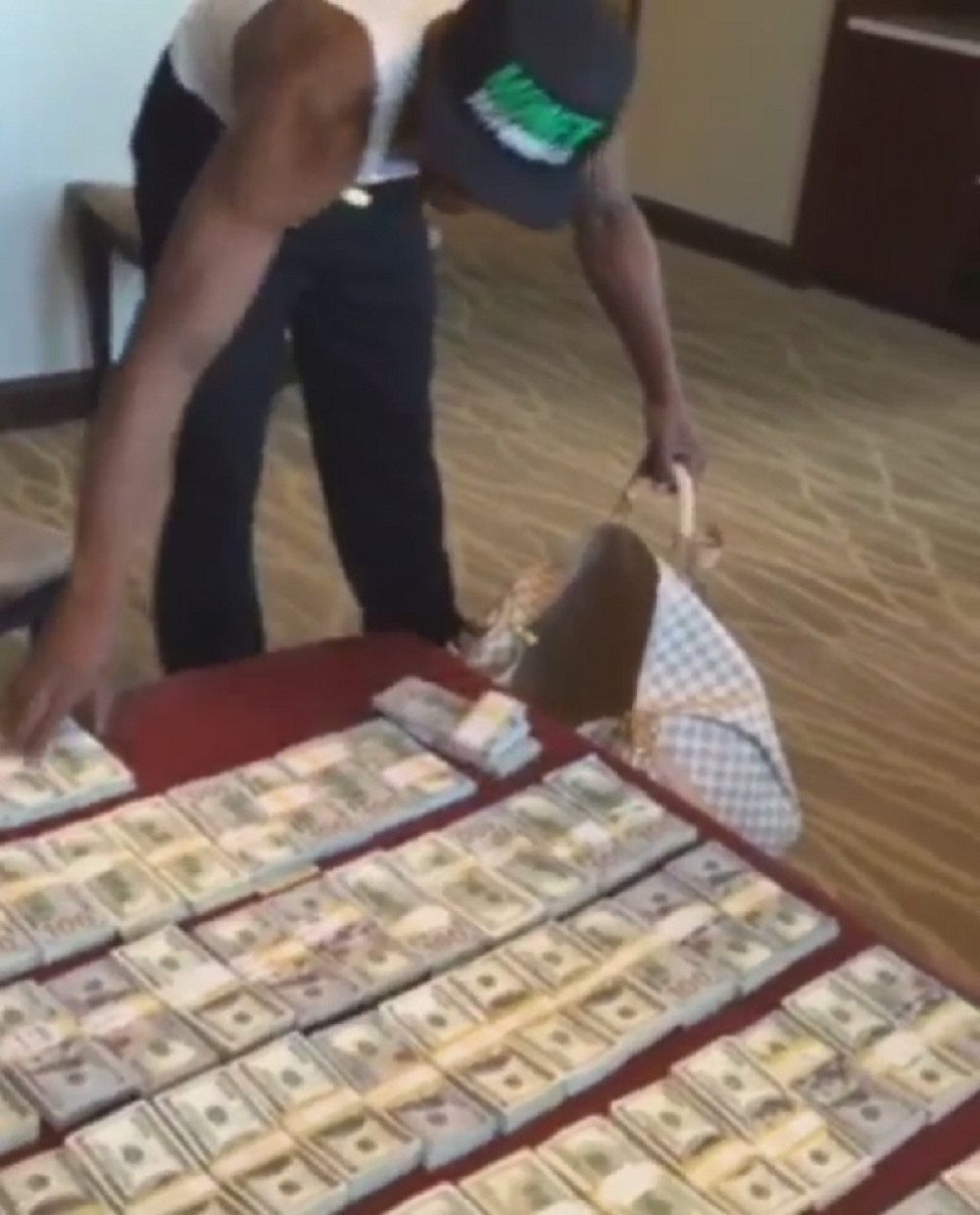 Mejveder pokazuje kako pakuje milione! (VIDEO)