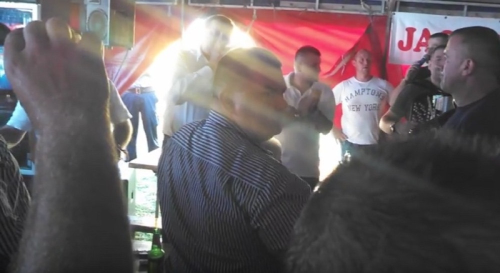 Dodik opet peva pod šatrom VIDEO