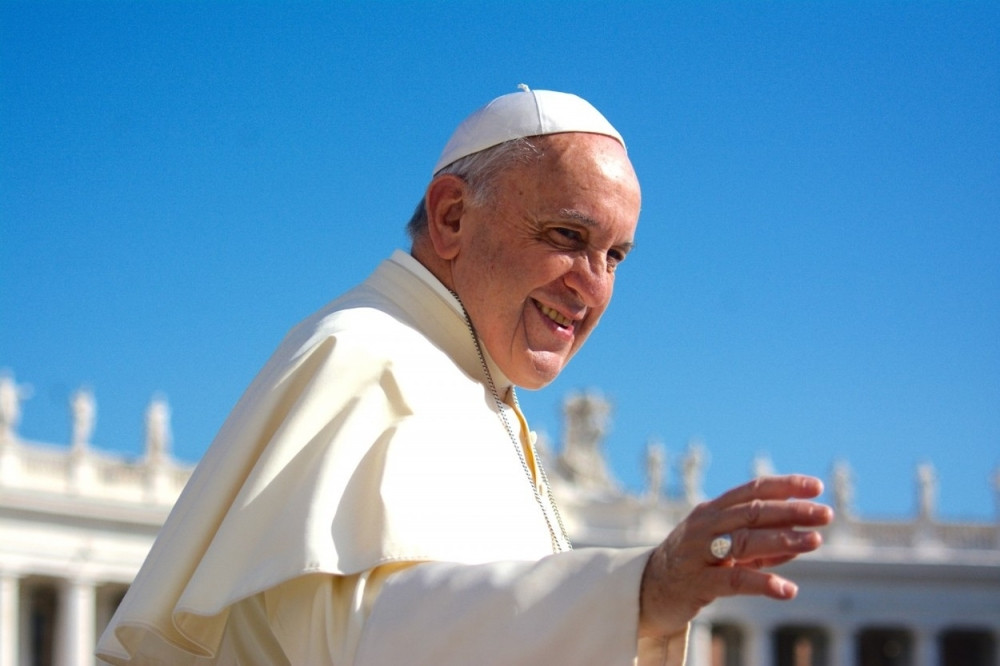 Savetnik papa Franje pipkao dečake na bazenu!