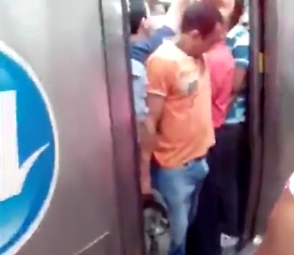 Erekcija u najnezgodnijem mogućem trenutku! (VIDEO)