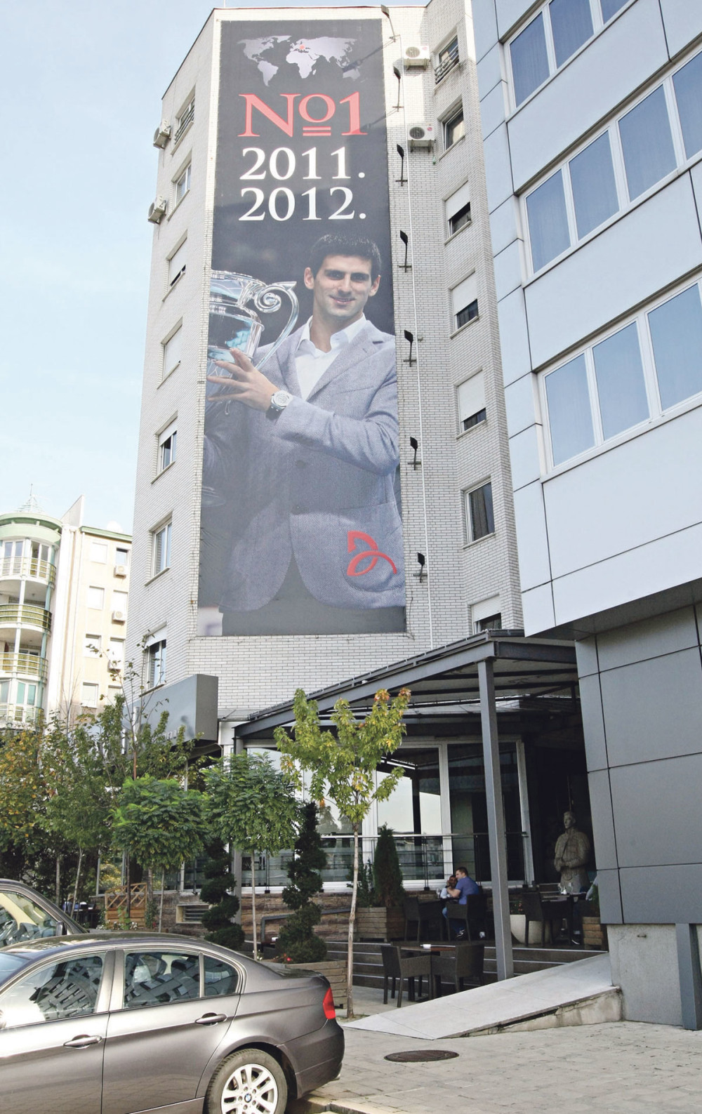 POLICIJA POKRENULA POTERU Pucnjava kod Đokovićevog restorana, IMA MRTVIH!