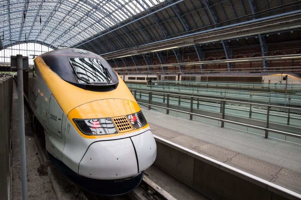 Banda od 60 tinejdžera opljačkala putnike u vozu