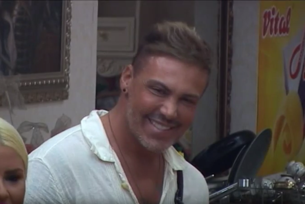 Učestvovao je u Farmi i Parovima, REKORDER je u plastičnim operacijama, tetovažama i EREKCIJI! Danas liči na LUTKU! (FOTO)