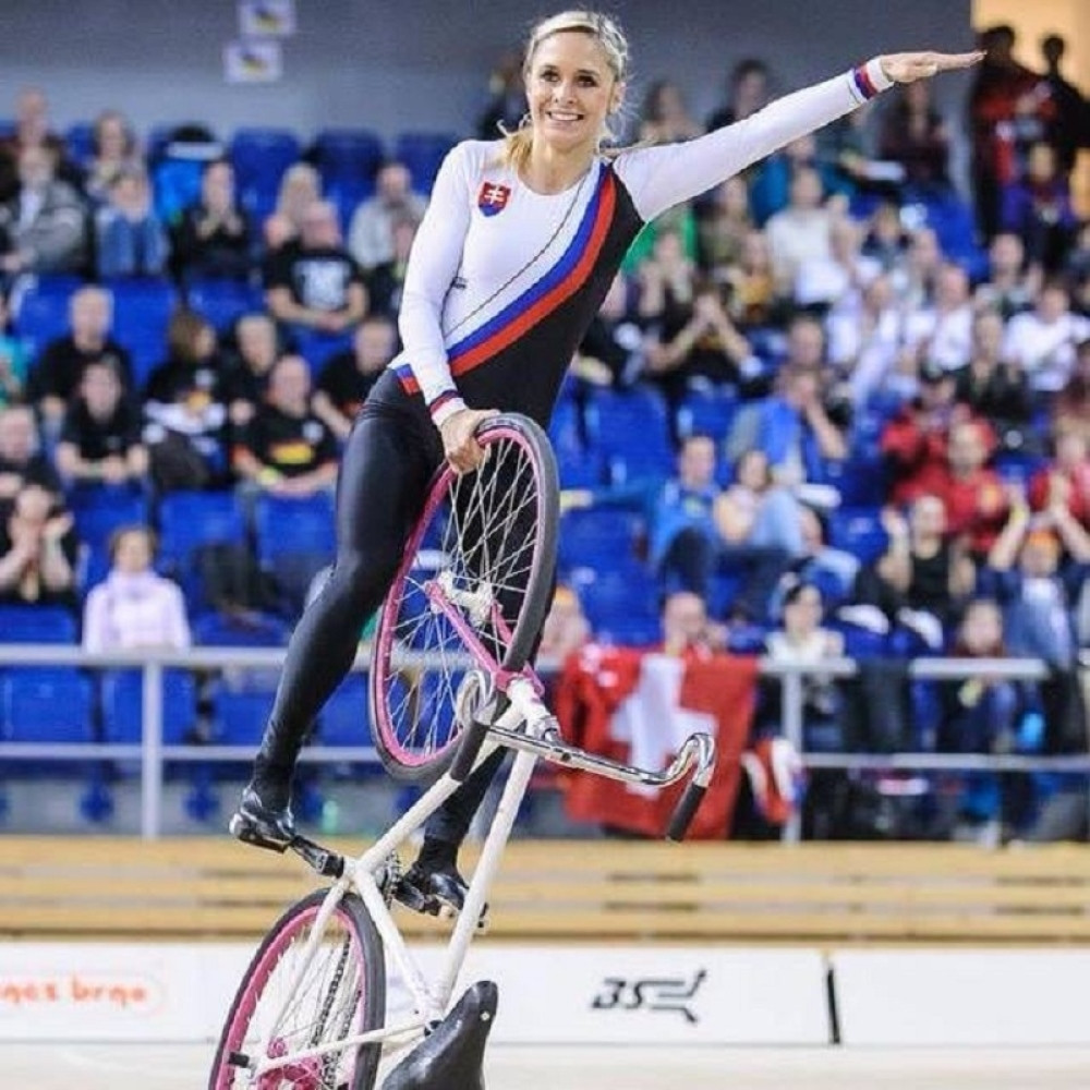 Nećete poverovati šta ova devojka može s biciklom! (VIDEO)