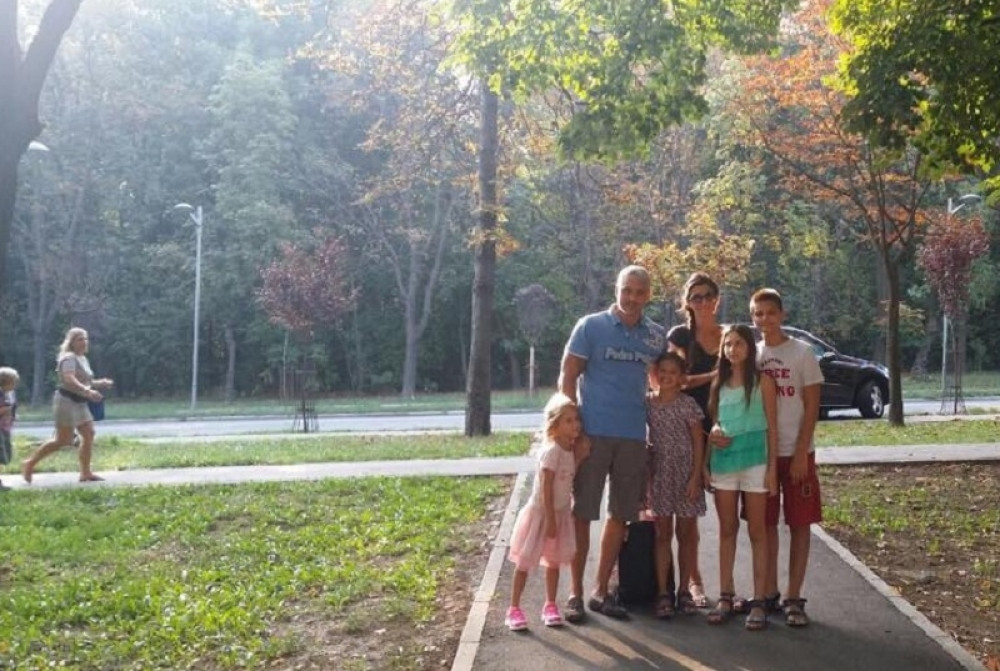 Čeda ispratio decu u školu