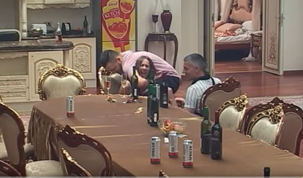 Gastoz maltretirao Macu! (VIDEO)