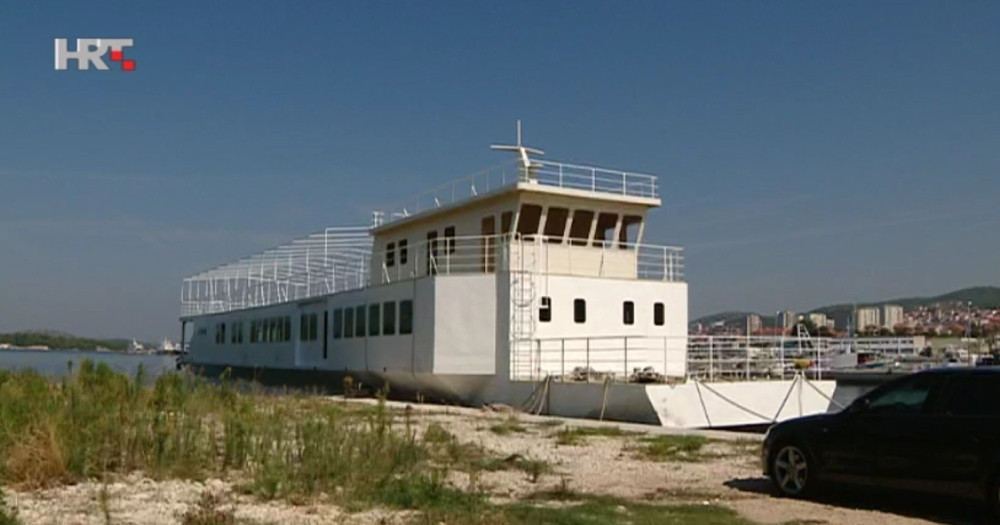 Vojni brod pretvorio u ploveću crkvu! (FOTO)