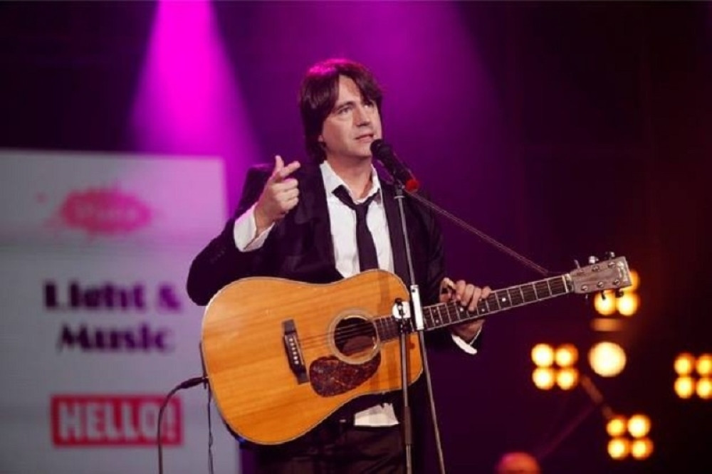 Poznati pevač samo godinu i po dana bio u braku sa 25 godina mlađom: A evo koje žene je voleo pre nje!