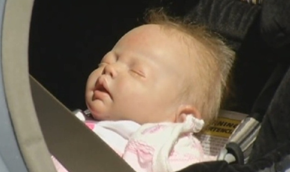 Razbili prozor da spasu bebu, a izvukli lutku! (FOTO + VIDEO)