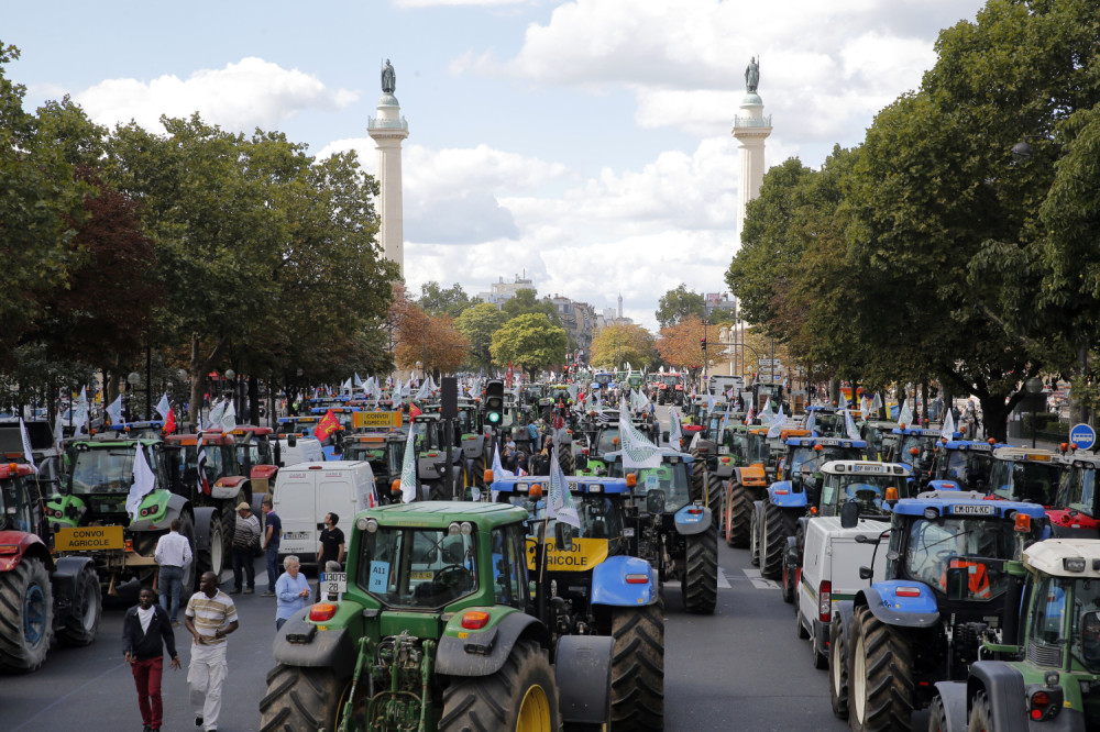 Centar Pariza zakrčen traktorima