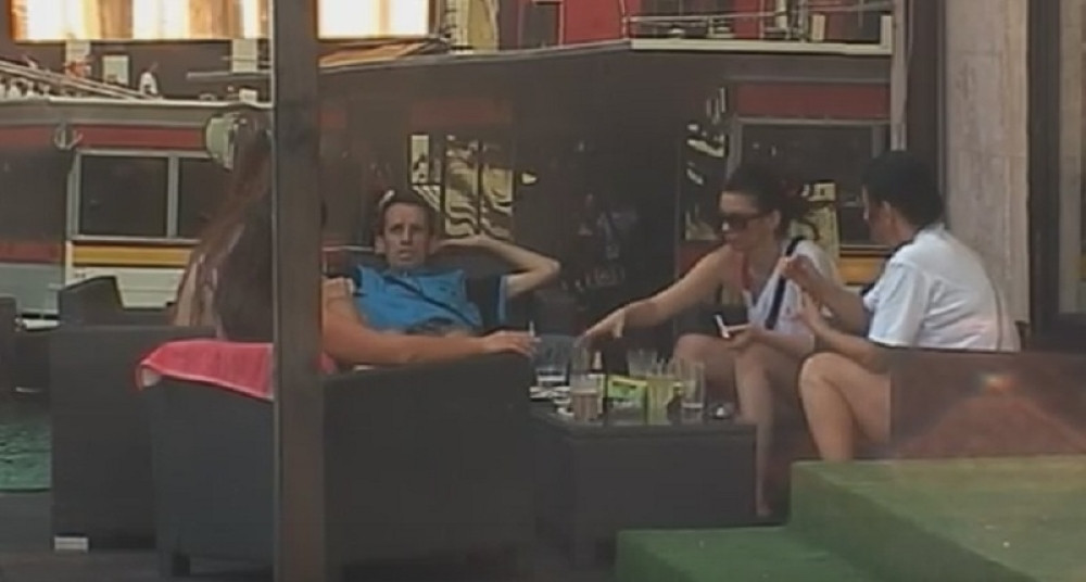 Ekrem našao kome da peva "Skini mi se gola" (VIDEO)