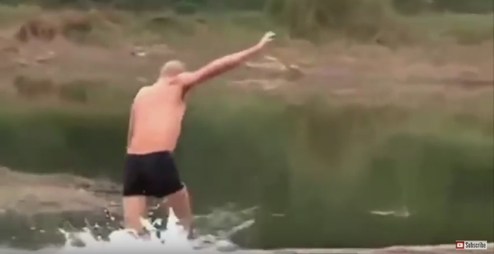 Ovaj čovek hoda po vodi!