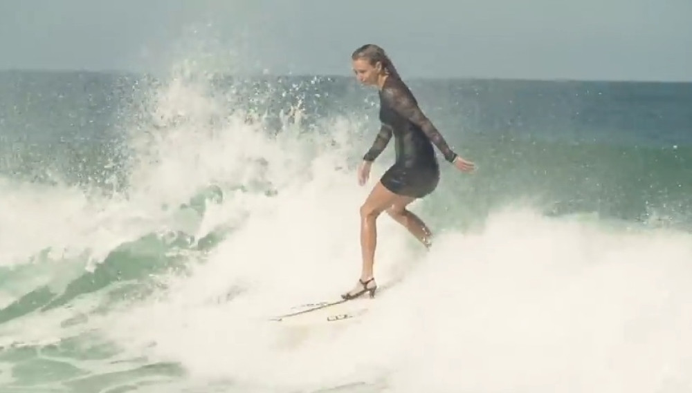 Pogledajte ovu neverovatnu surferku na štiklama! (VIDEO)