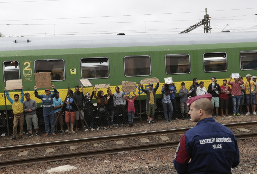 Pobuna izbeglica: Probili barikade, idu peške ka Beču