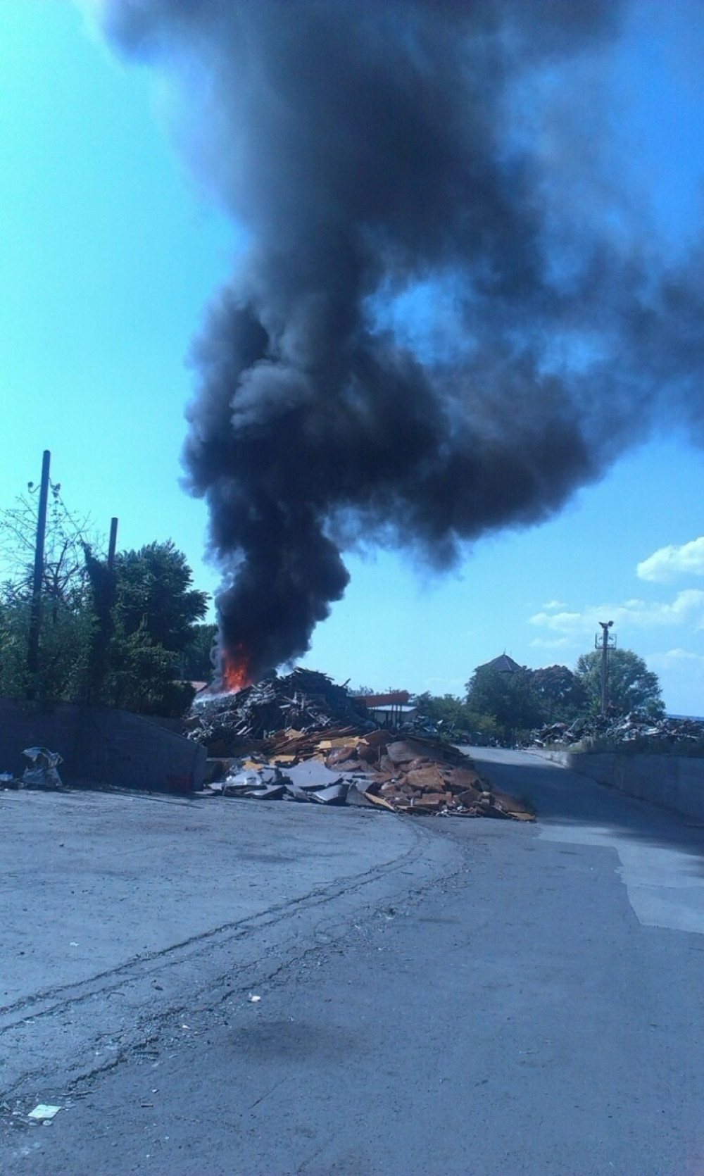 Buknuo požar na otpadu