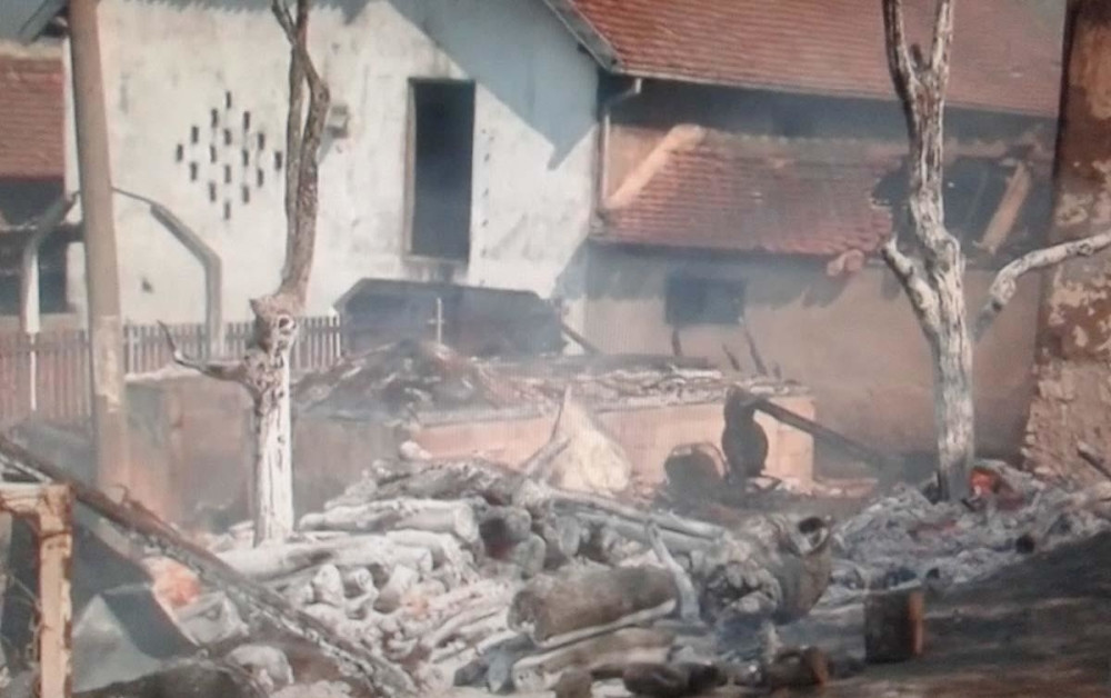 U požaru povređeni vatrogasci i jedan meštanin! (FOTO)