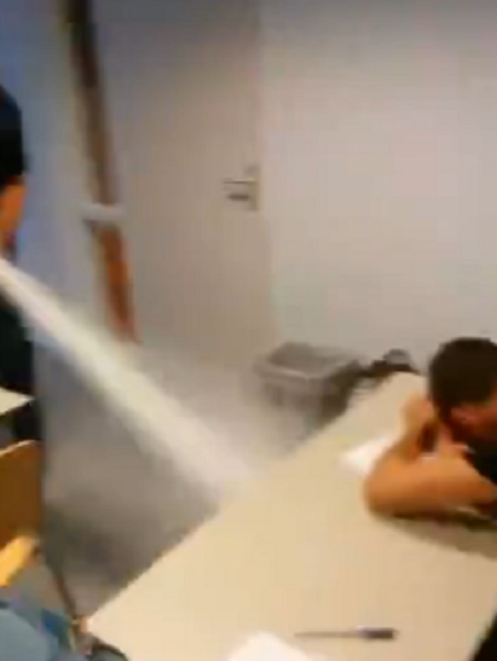 Profesor probudio učenika protivpožarnim aparatom! (VIDEO)