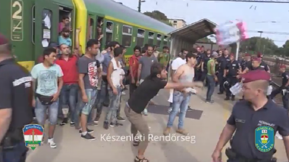 Imigranti bacali hranu i vodu koju su dobili od policije! (VIDEO)