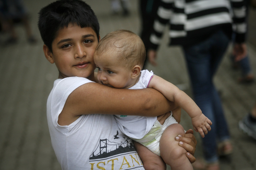 Volonteri nasmejali pokislu decu slatkišima! (FOTO)